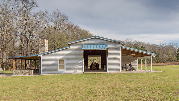 4,000 sf barn and living quarters