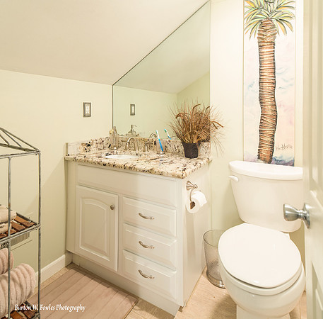 Upstairs Full Bathroom