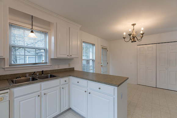 Kitchen with Eat-in