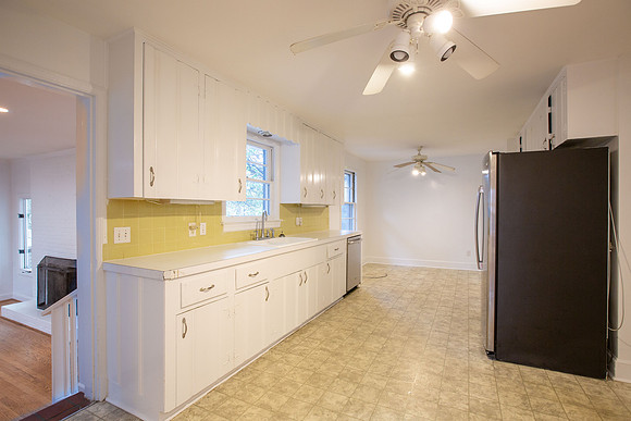 Kitchen with Eat-in